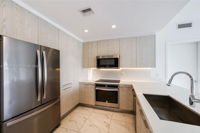 Building Photo - 2000 Metropica Wy Unit 306