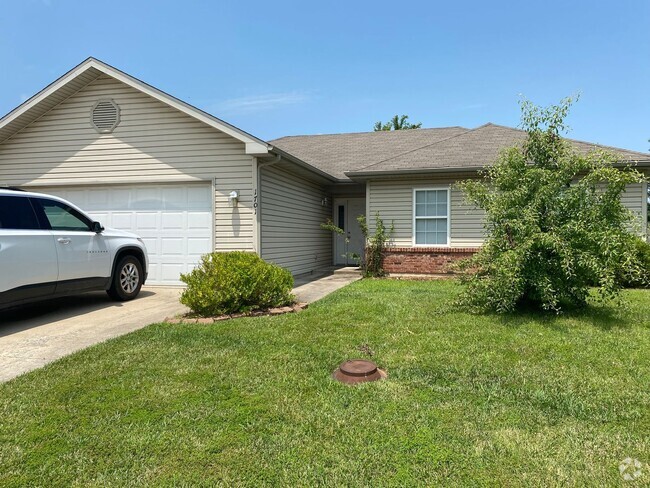 Building Photo - 3 bedroom/2 bathroom single family home!  ...