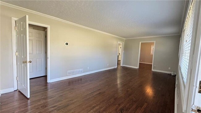 Photo - 552 Sybil Ln SE