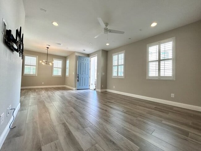 Photo - Beautiful Modern 3 Bedroom With Solar! - Apply Today!