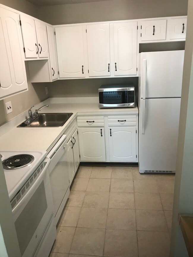 Kitchen w/ electric appliances