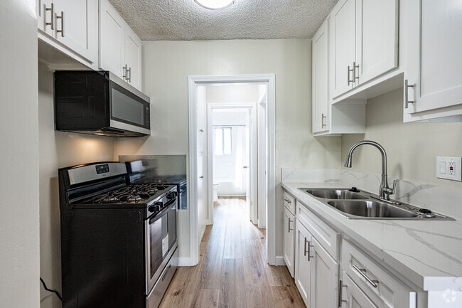 1BR, 1BA - 720SF - Kitchen