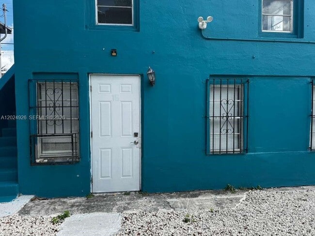 Building Photo - 1121 NW 40th St Unit 3