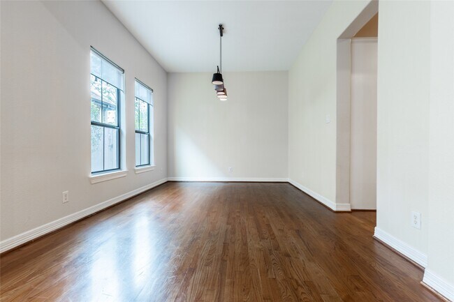 Building Photo - 2923 Royal Oaks Crest