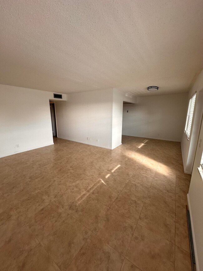 Photo - 163 Somerset Crescent Unidad H