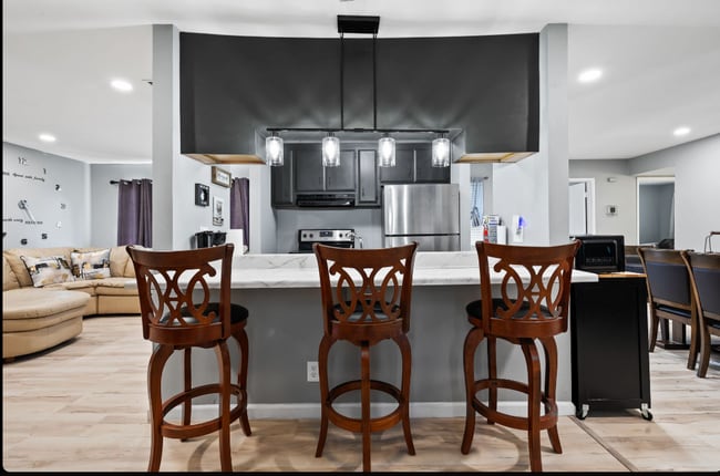 Building Photo - 325 Falcon Dr