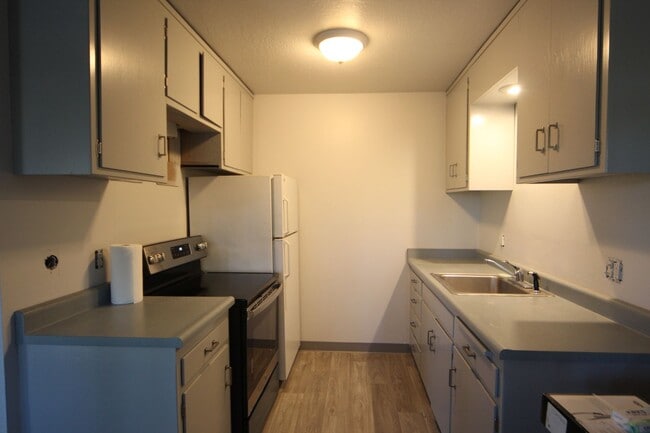 Building Photo - 2 Bedroom near Champion Golf Course! Unit 10