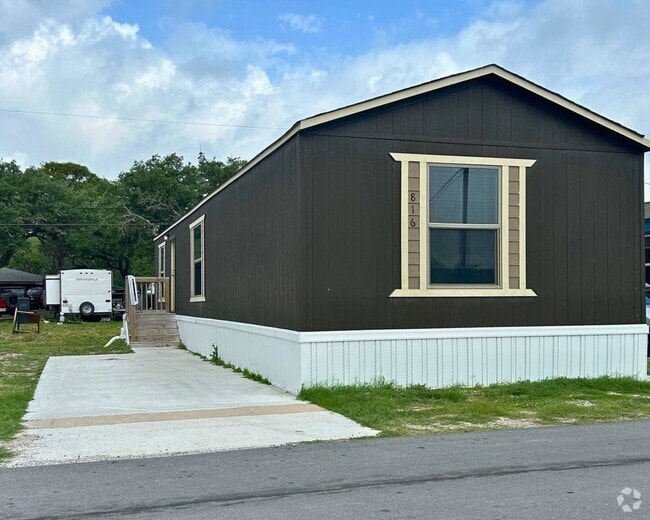 Building Photo - 1202 Mesquite St Rental