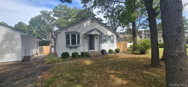 Building Photo - 51 Peconic St Rental