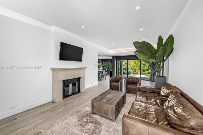 Photo - 861 NE 74th St