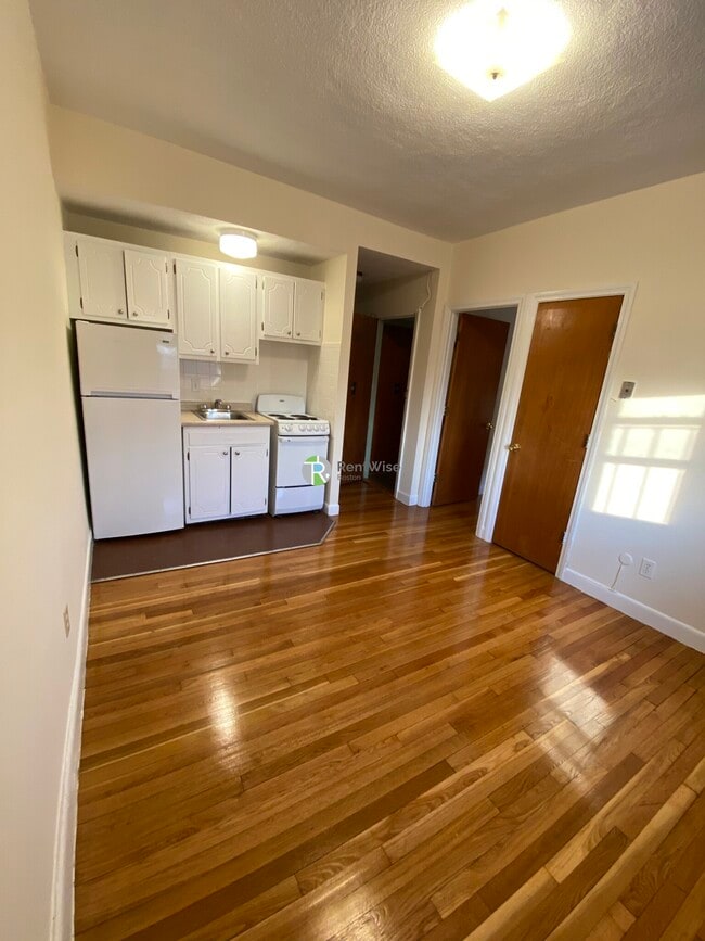 Building Photo - 160 N Beacon St Unit 12 Rental