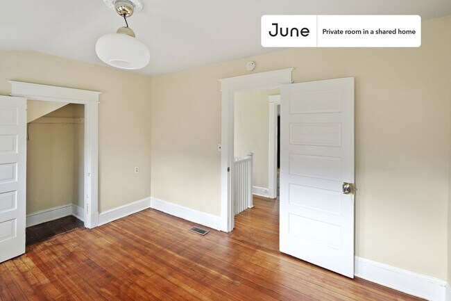 Room in Shared 5 bed/3 bath home in Brookland