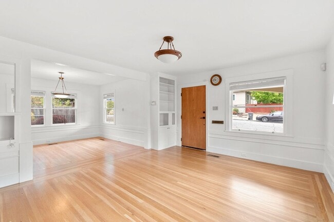 Photo - Upper Dimond/Lincoln Highlands Wonderful Craftsman Home!