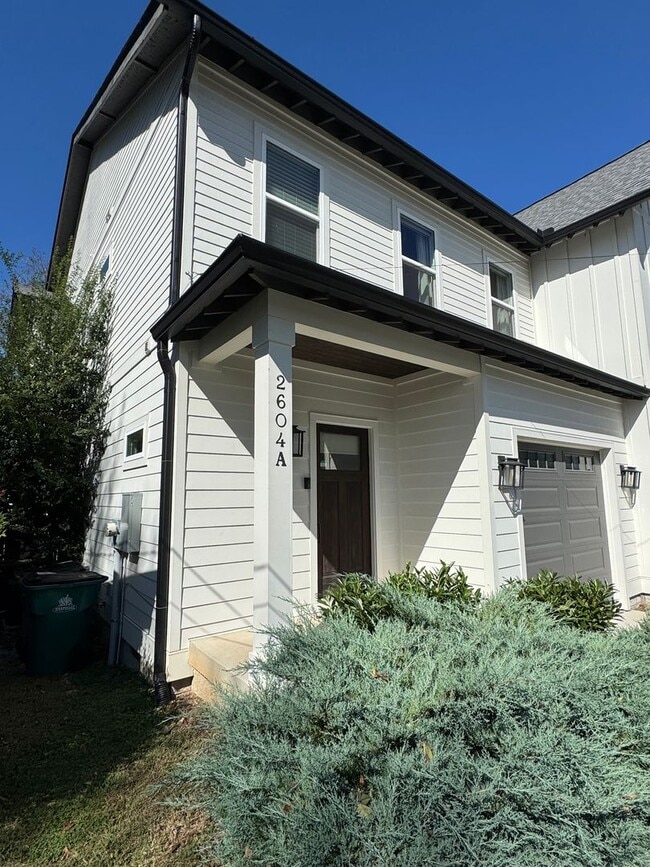 Building Photo - 3 bed. 2.5 bath in East Nashville ready fo...