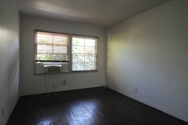 5622 Hazeltine Ave Unit front