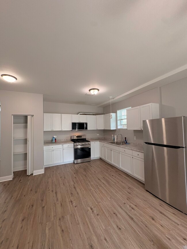 Building Photo - 1400 S Karlov Ave Unit 1