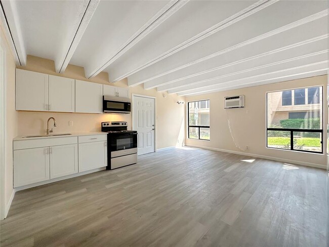 Building Photo - 5920 Lago Vista Way Unit C-23