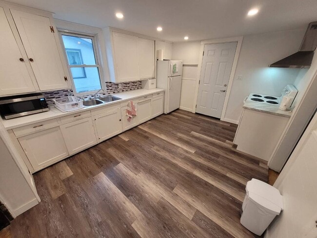 Photo - Room 8 - 62 Ontario St