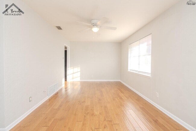 Photo - 2920 Featherston Ave