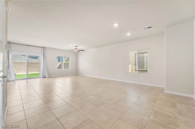Photo - 472 Silverweed Ave