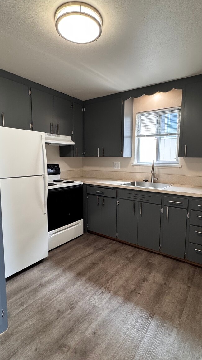 Kitchen - 2105 Colby Ave Unit 4