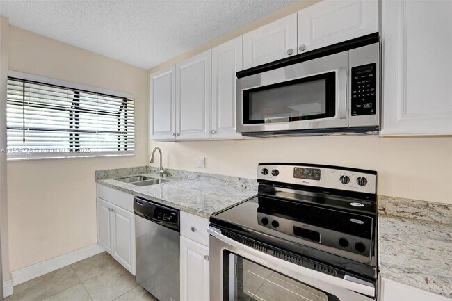 Building Photo - 1256 S Military Trail Unit 924 Rental