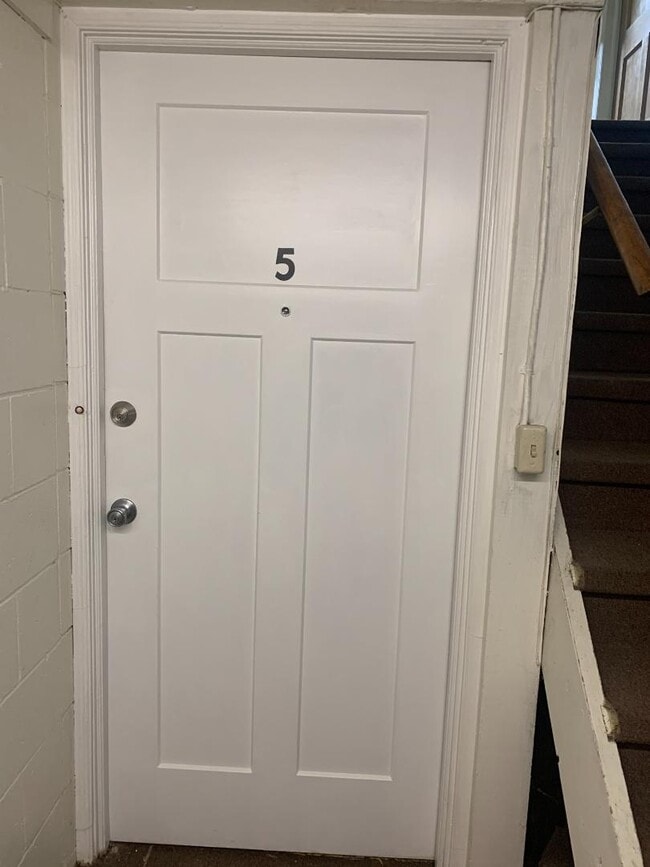 Building Photo - 209 SW Cherry St