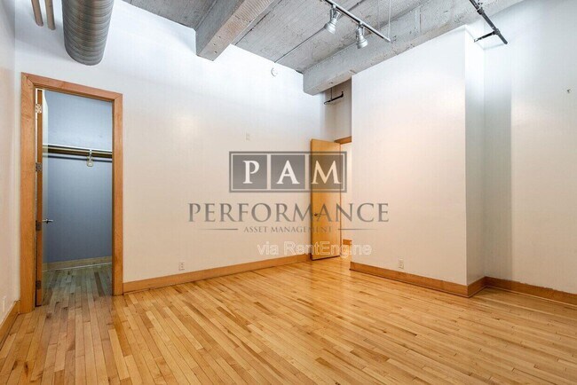 Photo - 239 E Chicago St Unidad 210