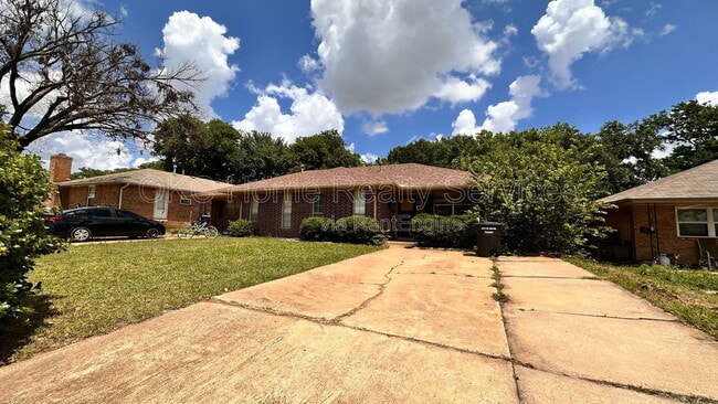 Photo - 915 Delmar Cir