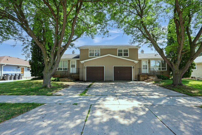 1216 Meadow Ln