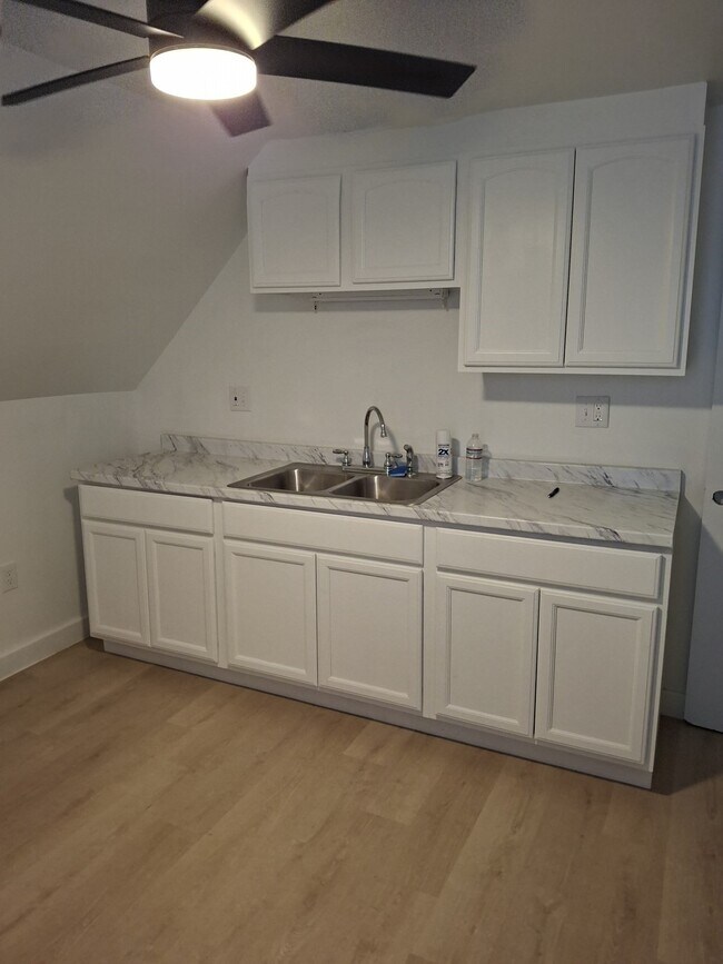 Building Photo - 709 Belmont Ave Unit 3