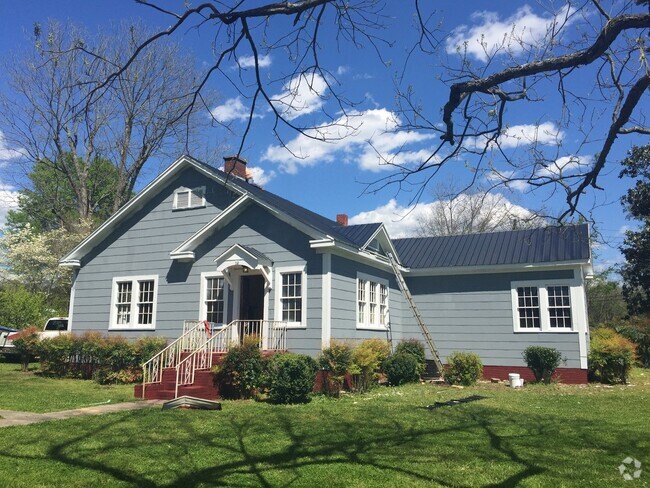 Building Photo - Beautiful Farmhouse- 3 bedroom/2 bathroom