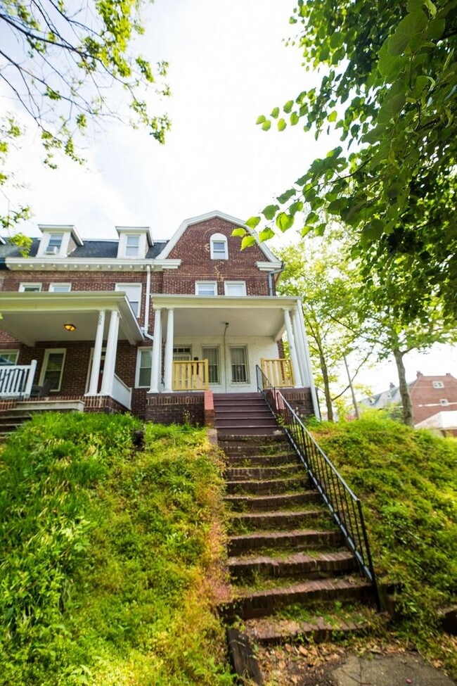 Photo - 2026/2027 JHU Off-Campus 5bd/3ba Charles Village w/ W/D & parking!.. Available 6/9/26