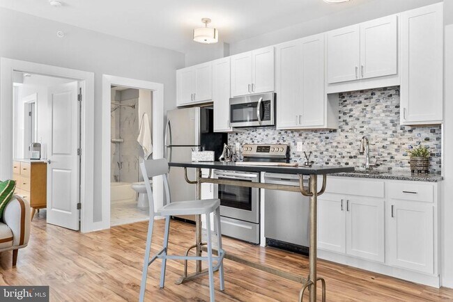 Photo - 200 W 10th St