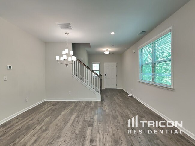 Photo - 301 Knowles Pl