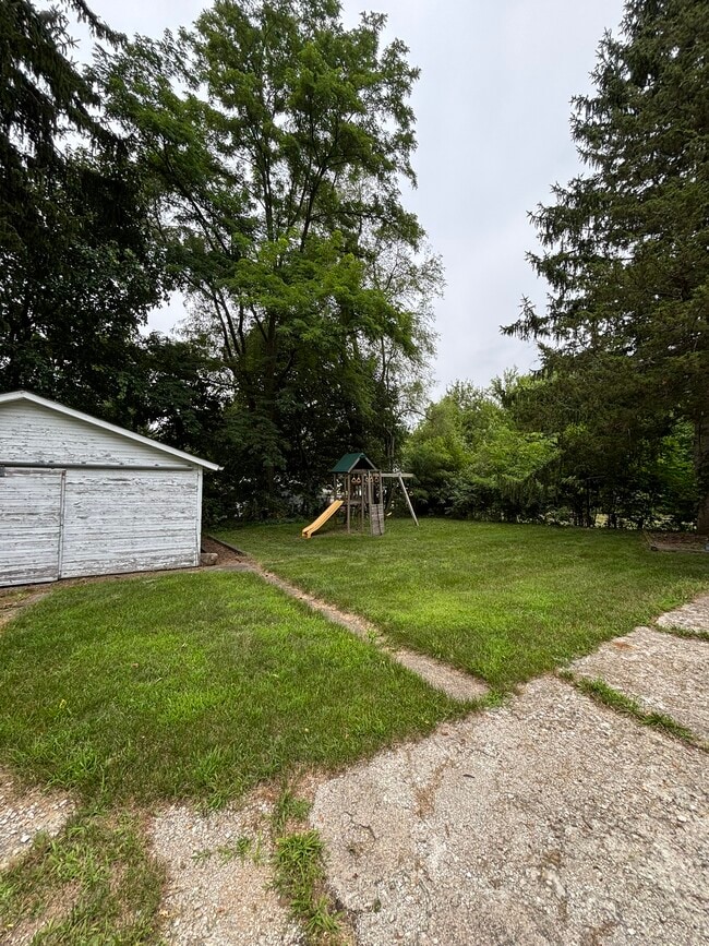 Photo - 825 Burr Oak St