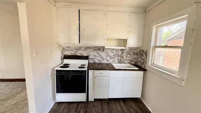 Photo - 2215 Roberts Ave