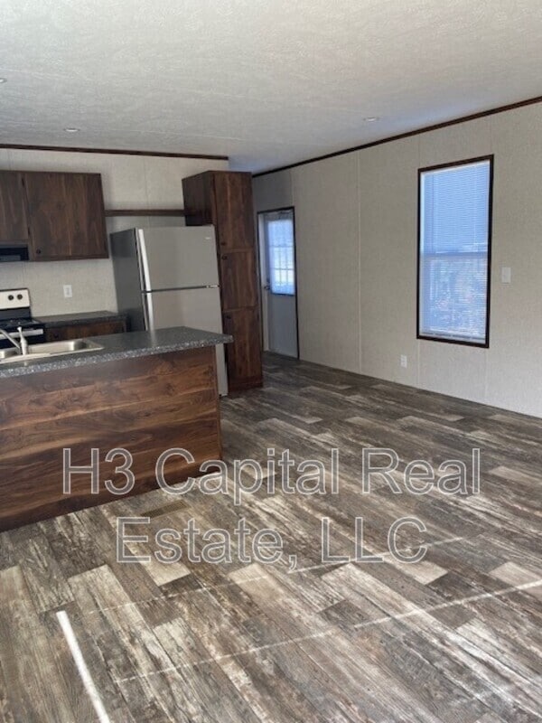 Photo - 524 Chickadee St