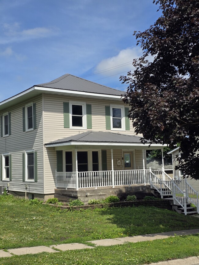 Building Photo - 112 5th St NE