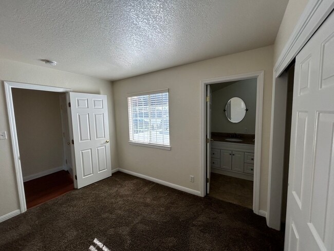 Photo - 3 bedroom 2 bathroom in SW Visalia