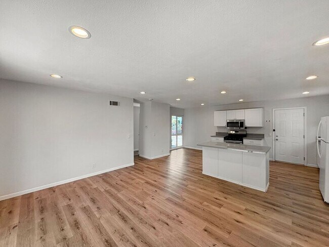 552 Luna Dr