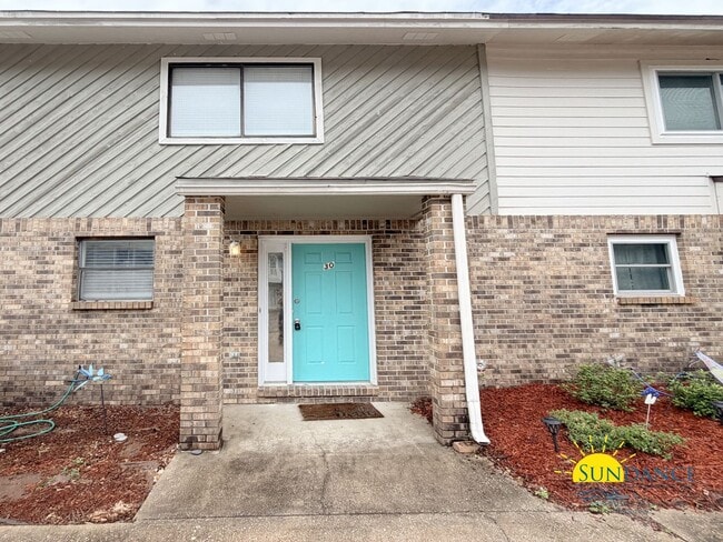 Building Photo - Beautiful 2 Bedroom townhome in Fort Walton Beach in between Hurlburt Field & Eglin Airforce Base!