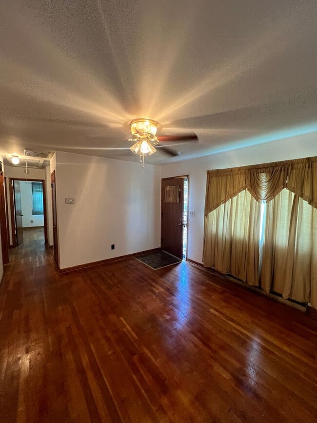 Photo - 854 Apperson St