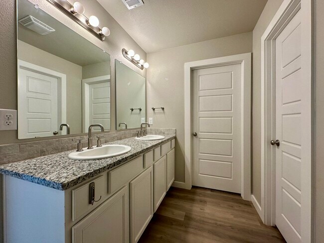 Photo - 2933 Abbeville Ave
