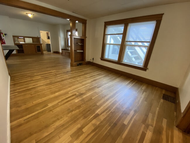 Living Room - 611 Tri-Plex