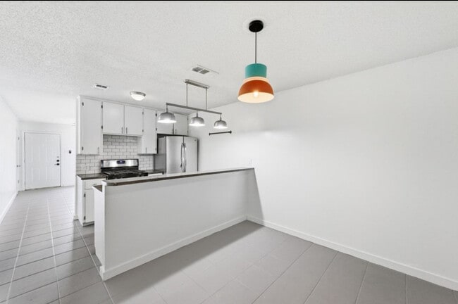 Building Photo - 3408 Dolphin Dr