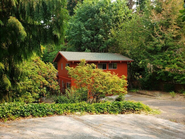 Building Photo - Unique Two Story Home in the Lincoln Area - Available Now!