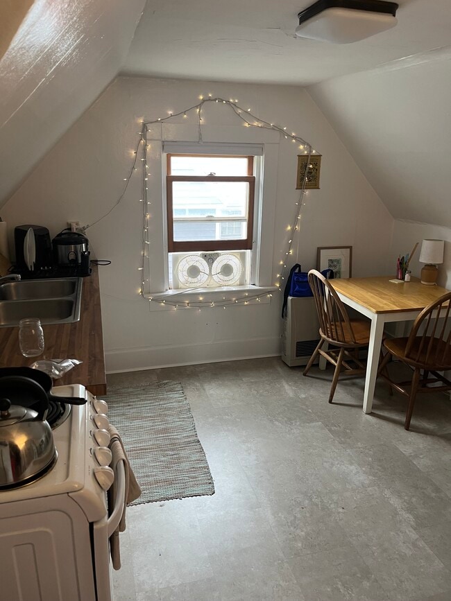 Kitchen #1 - 114 Buell St Unidad #2
