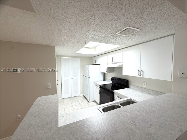Building Photo - 5045 Wiles Rd Unit 201