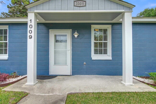 Photo - 1009 Diana St